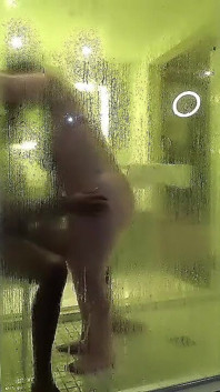 Grote botty pawg wordt geneukt onder de douche