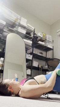 Dickflash-fitness-abenteuer teil 1 blankziehen hinter meiner neuen mitbewohnerin