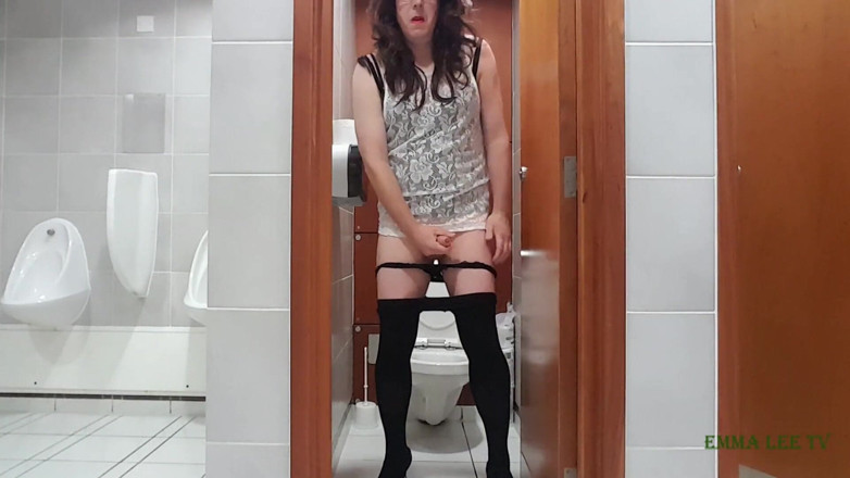 EmmaLeeTV - Nylon Fetish Tranny: Une trans excitée dans les toilettes se branle dans des...