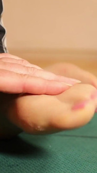 Kaki nilon dalam selipar kayu klasik