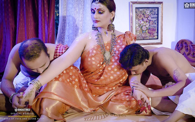 Cine Flix Media: MILF bertetek besar berkongkek tegar bertiga dengan dua hamba zakar...