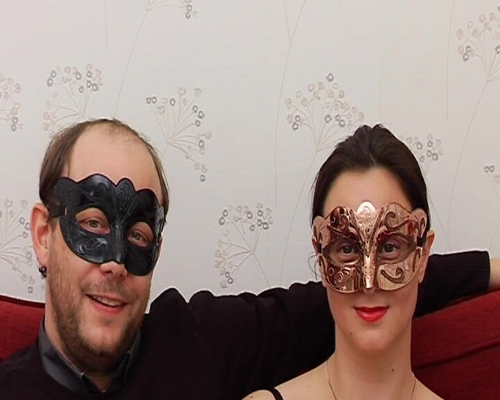 Filles Francaises: Une pute française masquée chevauche son homme avant une éjaculation faciale