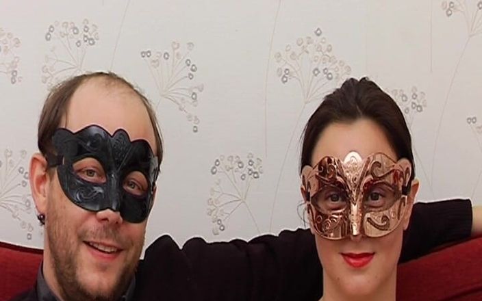 Filles Francaises: Une pute française masquée chevauche son homme avant une éjaculation faciale