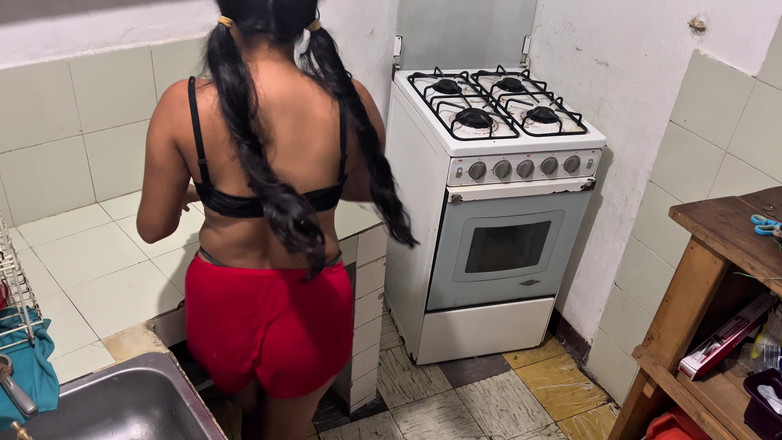 Gilversexy: Aku dientot habis-habisan sama tetanggaku di dapur!