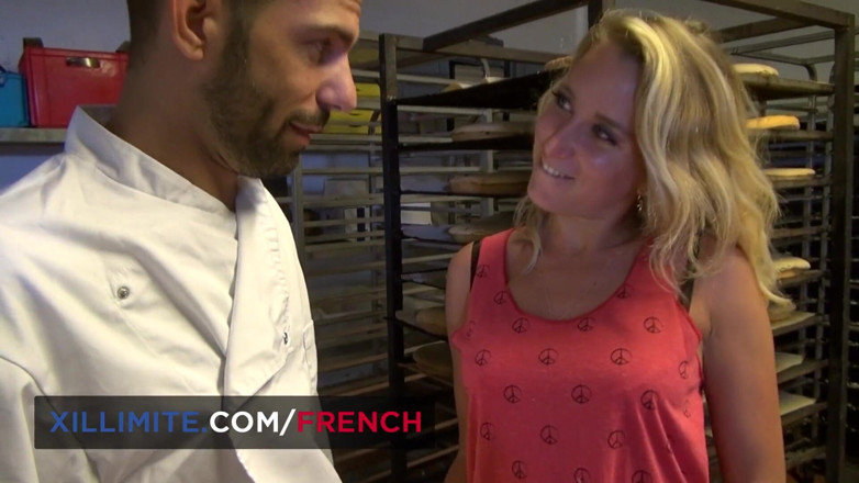 French girls at work: Si baker seksi mahu berkongkek dengan pelanggannya