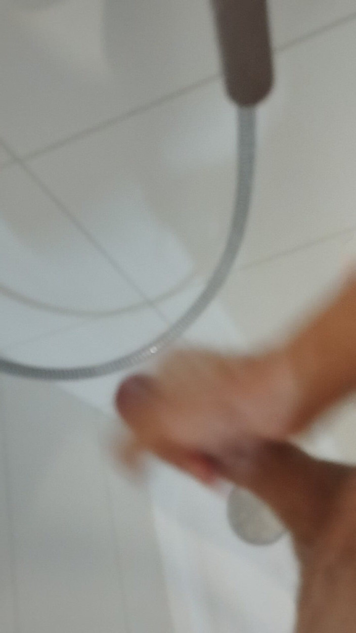 Bayer911: Дрочу себя в душе