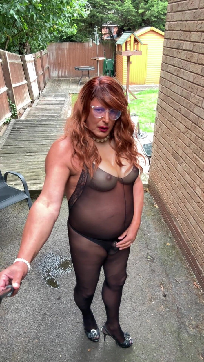 Kellycd2022: Sexy Crossdresser Kellycd2022 em Black Pantyhose Catsuit and Heels
