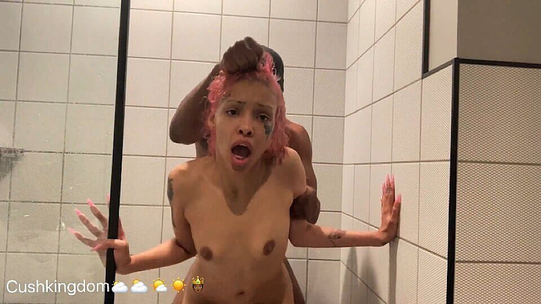 Onlyfanscushkingdom1: Michikomalandro saje velké černé péro pak dostane anální šukání ve sprše část 2