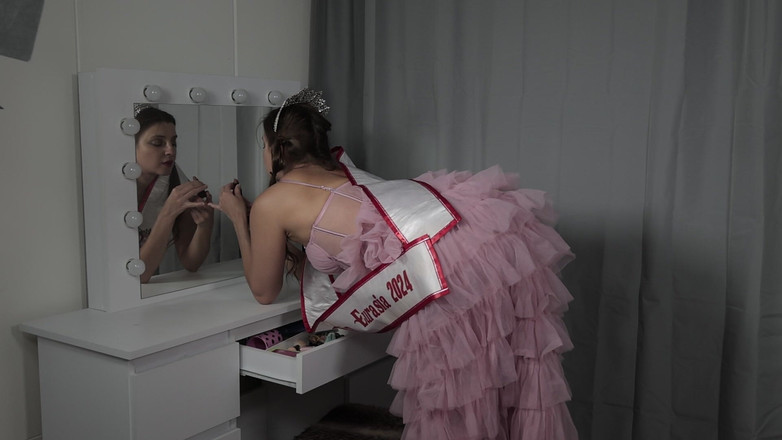 Ferrero: Melena Maria Ria, Miss Eurasia, masturbeert voordat ze het podium...