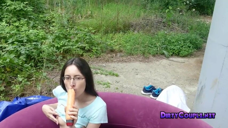 Dirty Couple: 큰 딜도로 야외에서 자위하는 갈색 머리
