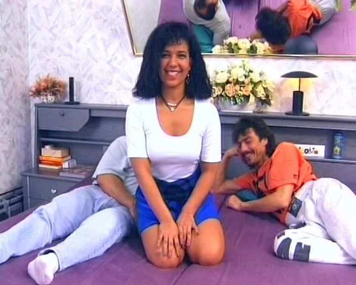 Deutsche Damen: Gagică drăguță germană futută tare de doi tipi excitați