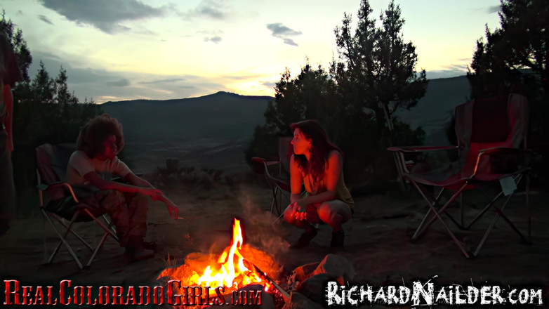 Richard Nailder Hardcore: Śliczna ruda robi pierwszy tyłek-to-mouth i lesbijskie doświadczenie w campingu...