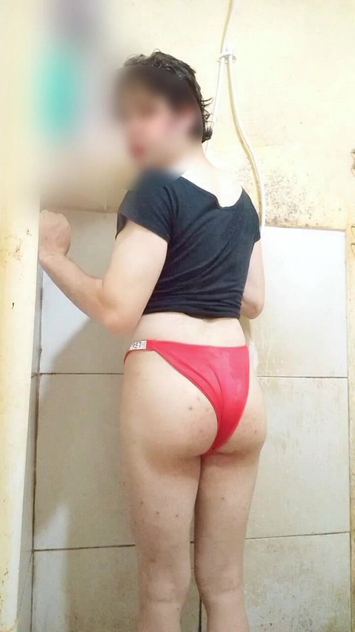 CarolCrossBsB: Cewek hot dengan celana dalam merah ini di balik celana...
