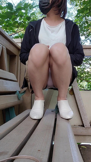 Taiwancdgirl: 人妖 ting-Xuan 户外撒尿和手淫高跟鞋