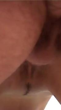 Fantastische junge maskierte MILF wird von einem fetten typen, der mit einem handjob kommt, gefickt