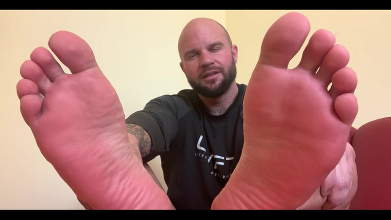 Jasons feet: Panggil aku di kantormu untuk menegurku