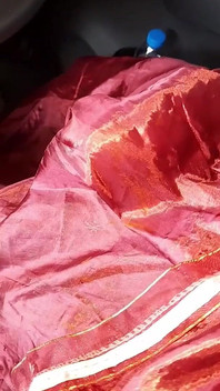 Saten kırmızı mukenah üzerinde boşalma