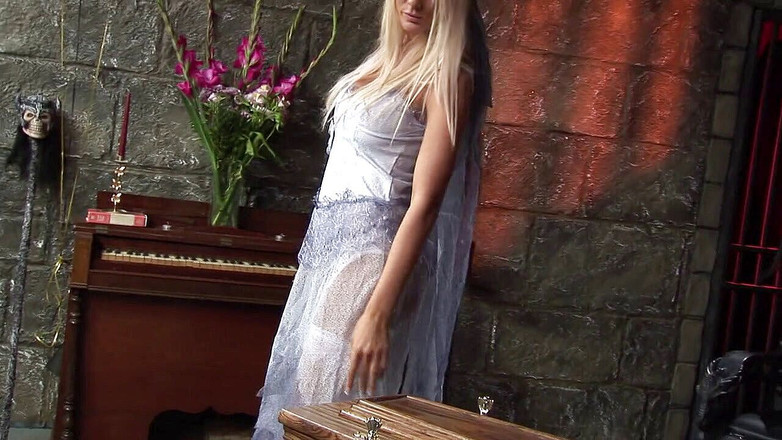 House of submission: Скорбяющую вдову Стейси Саран жестко трахнул таинственный ебарь в маске