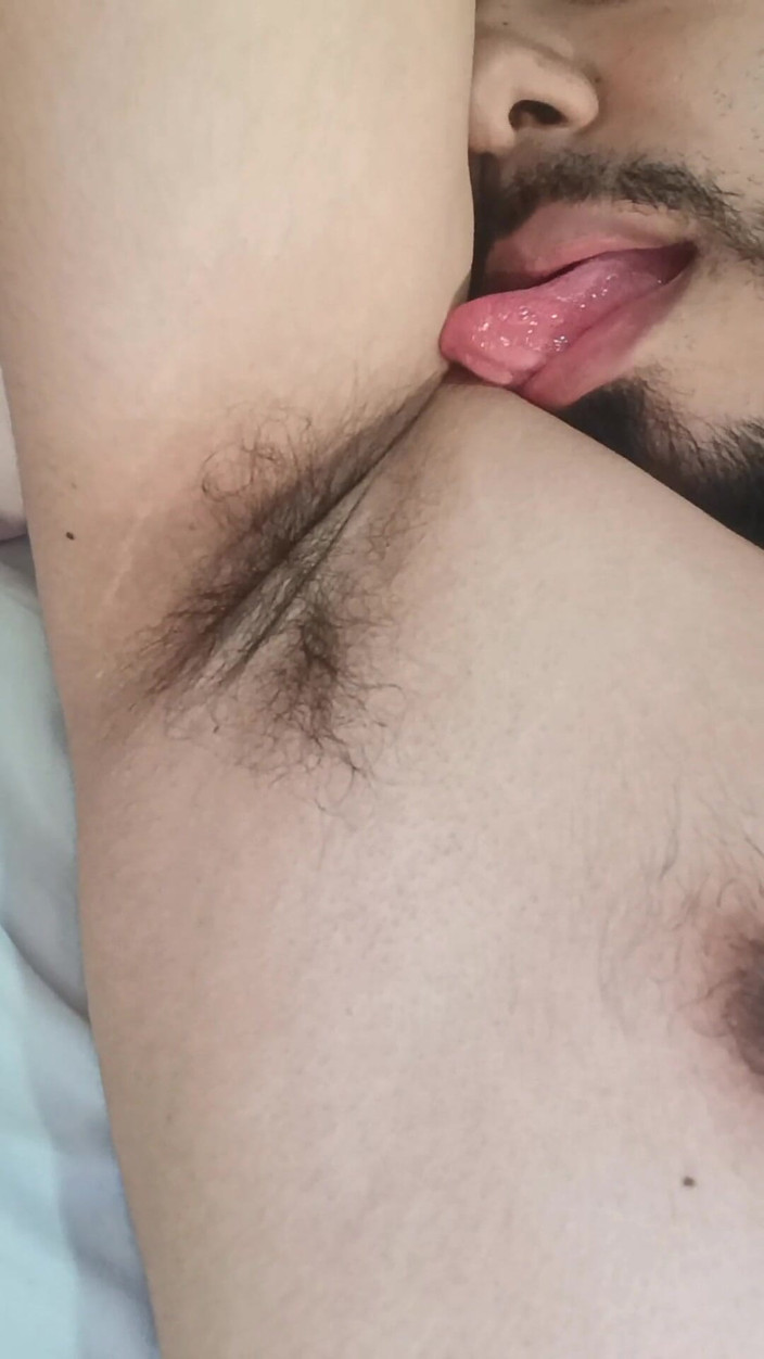 Tommhot: Il giovane barbuto si filma e viene molto caldo