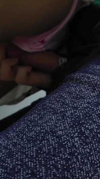 Omg!! On la voit presque quand elle attrape la bite d’un inconnu dans un métro plein à craquer