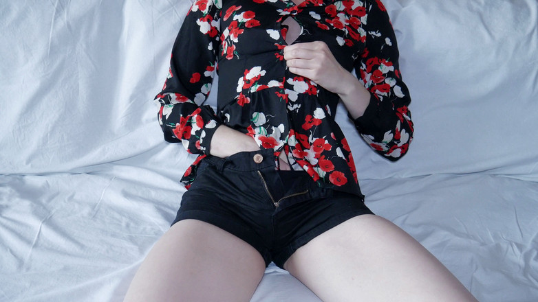 Me_little_fetish: 블라우스 밑에 브래지어가 없는 의붓여동생이 보지에 진동기에서 오르가즘을 배우는 방법을 보여줍니다.