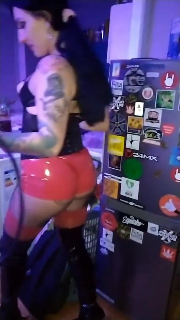 KatrixandCaliforniaLatex: Majikan katrix lagi asik muasin pantatnya sambil berpose