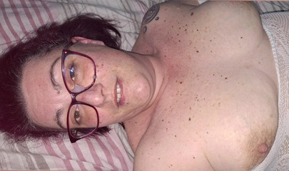 Chupita84: Chupita84 melancap dirinya dan dikongkek dalam gaya doggy