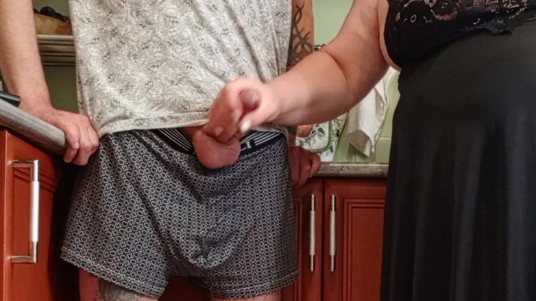 Zona901: Mama vitregă se masturbează până la o ejaculare înainte de prânz