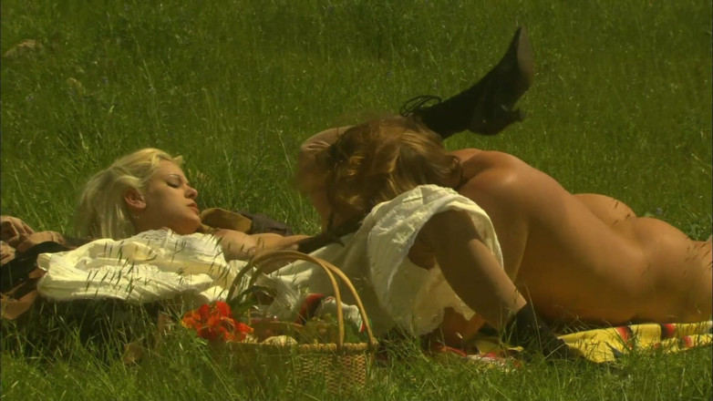 Hot Girlz: La cowgirl sexy cavalca un enorme cazzo all'aperto