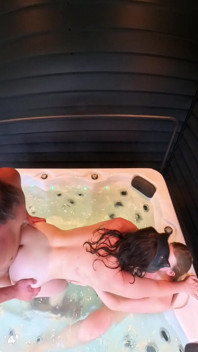 La Festa in Piscina Degenera Con Due Arrapate!