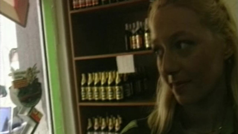 VHS-Vixxxen: Nieśmiała dziewczyna ostrożnie bierze go do ust