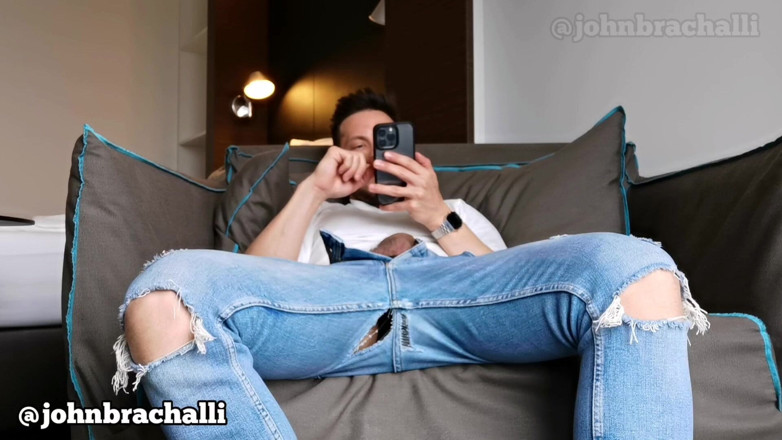 John Brachalli: John Brachalli onanerar