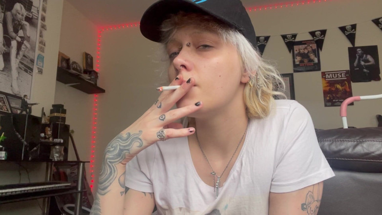Glitterqueen1999: คลิปสั้นแต่งหน้า Cig สูบบุหรี่และไม่มีแต่งหน้า