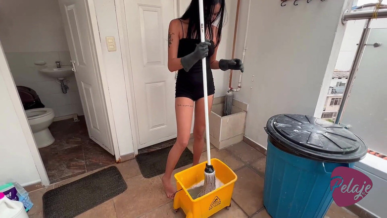 Pelaje mix: Das zimmermädchen wird beim masturbieren mit dem Mop vor den...