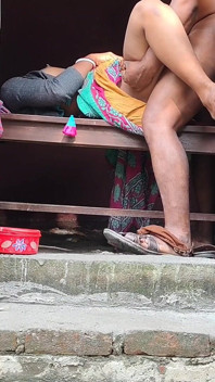 Bhabhi y Dewar al aire libre baño sexo