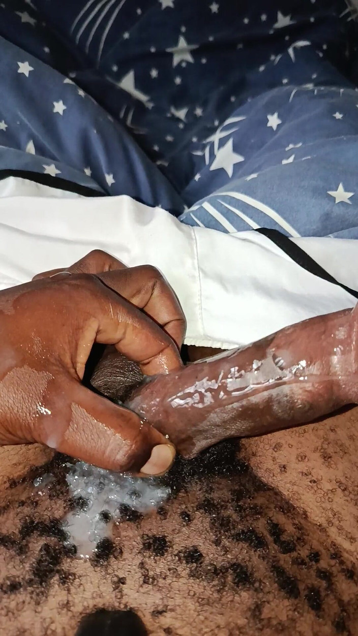 Kenyandick: Éjaculation énorme après avoir caressé ma bite bien dure