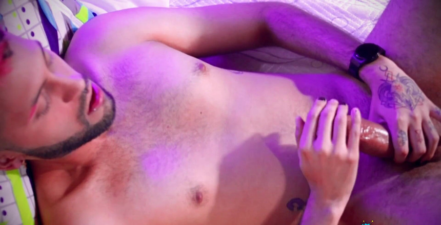 Camilo Brown: Đam mê thủ dâm với bắn tinh chuyển động chậm