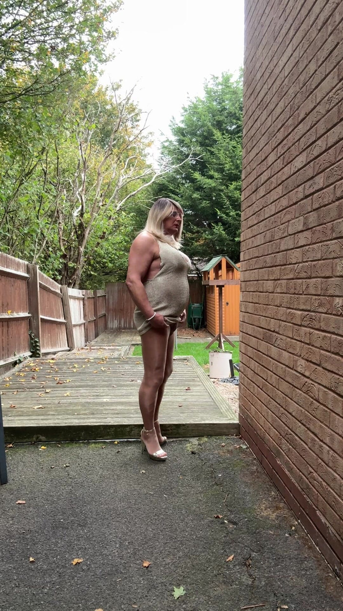 Kellycd2022: セクシークロスドレッサー Kellycd2022 ゴールドメッシュドレス シルキーシームレスパンティストッキングとヒール