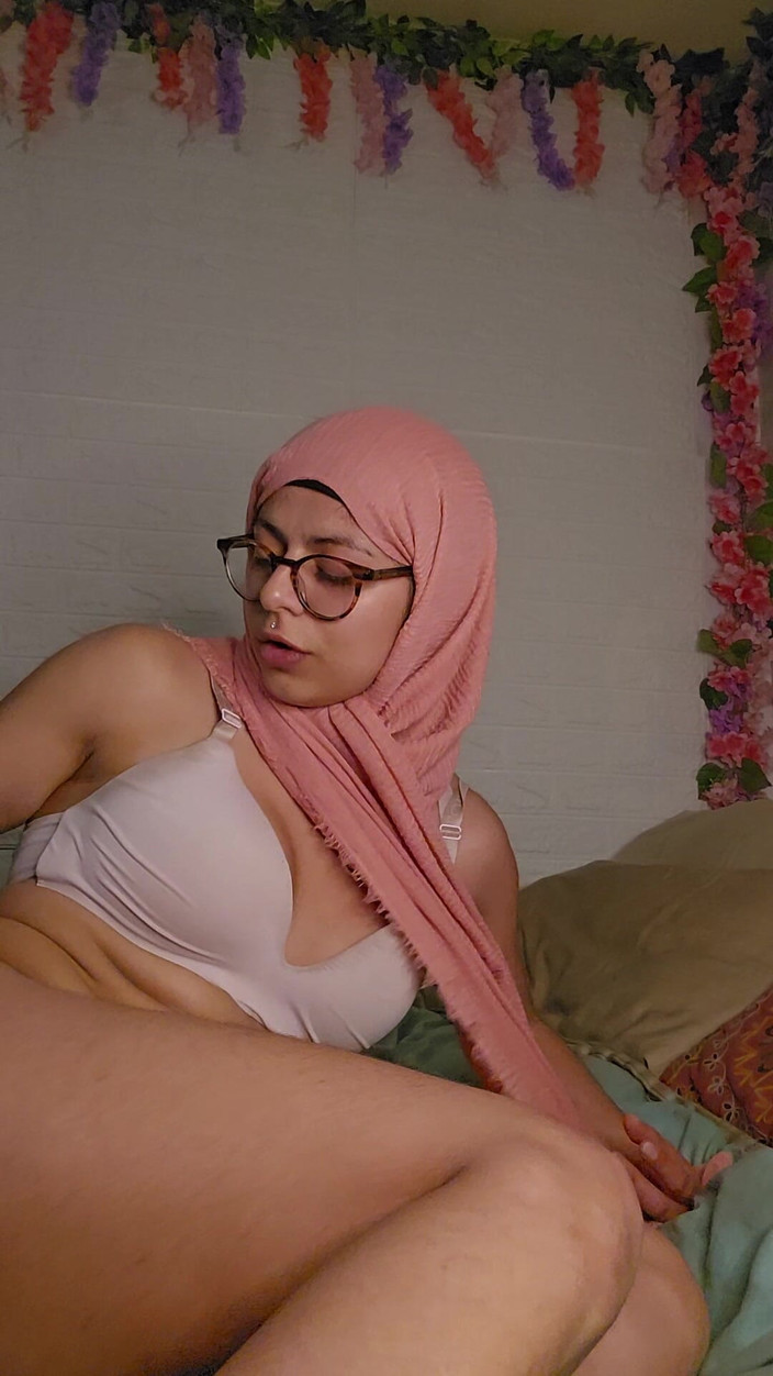 MiaNIqab: Lízání nohou a anální hra s podpatky Mia Niqab