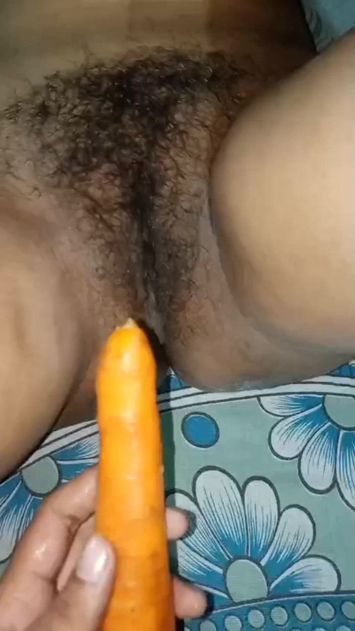 Hubby 23: Ik deed een wortel in het poesje van mijn getrouwde...