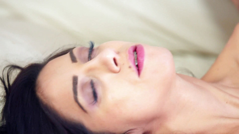 Desire Media: Julia De Lucia &amp; Kai Taylor - người giúp việc cá nhân