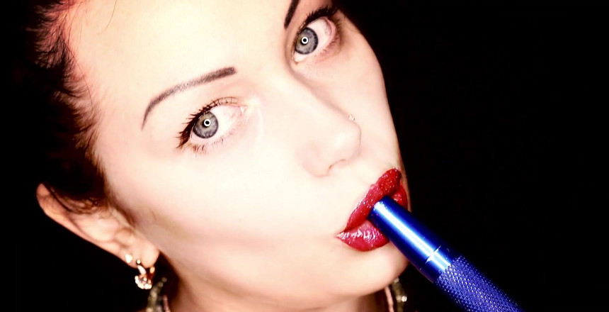 Goddess Misha Goldy: Поклоняйтеся моїм курячим губам