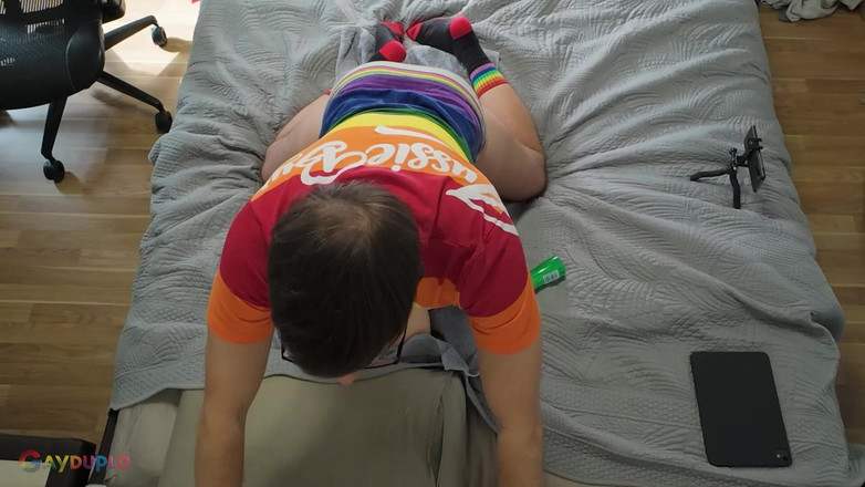 GayDuplo: Follando una muñeca sexual en pantalones breves de orgullo sexy!