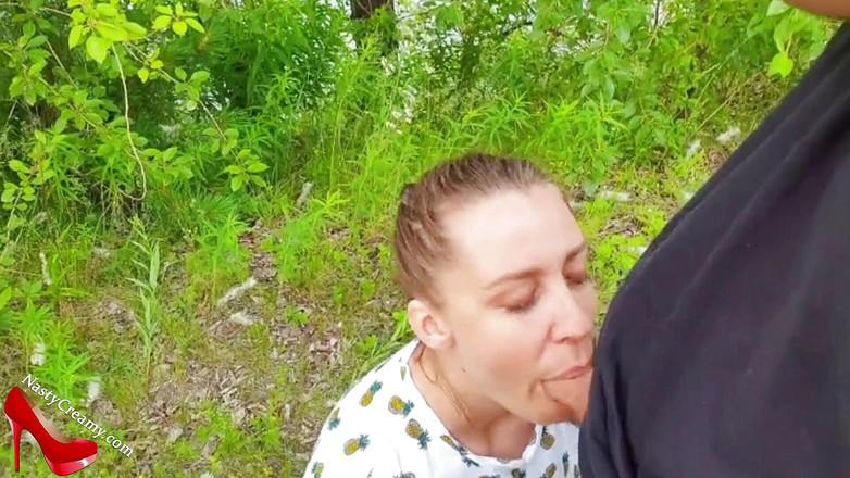Nasty Creamy: Azgın genç kız yabancının yarağını emiyor ve dışarıda oral dölleniyor