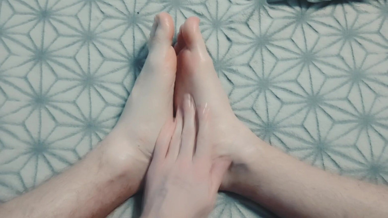 Pasha: O cara massageia suavemente os pés com óleo