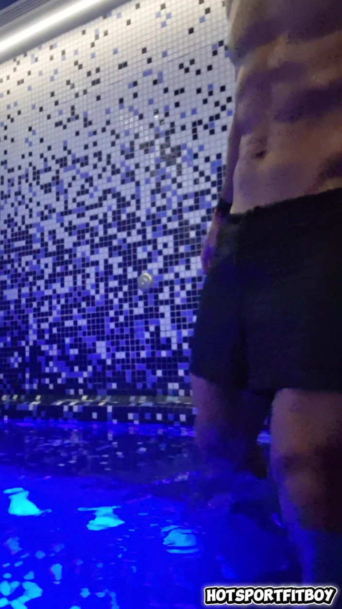 Hotsportfitboy: Riskantní masturbace v luxusní lázeňské sauně - velký tvrdý penis honění...