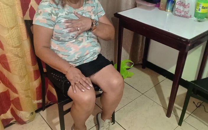 Milfta boohot: Mama vitregă matură mă invită la un hotel să-mi propună...
