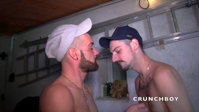 Crunch Boy: hetero kluk ošukaný svým kamarádem v diskretu
