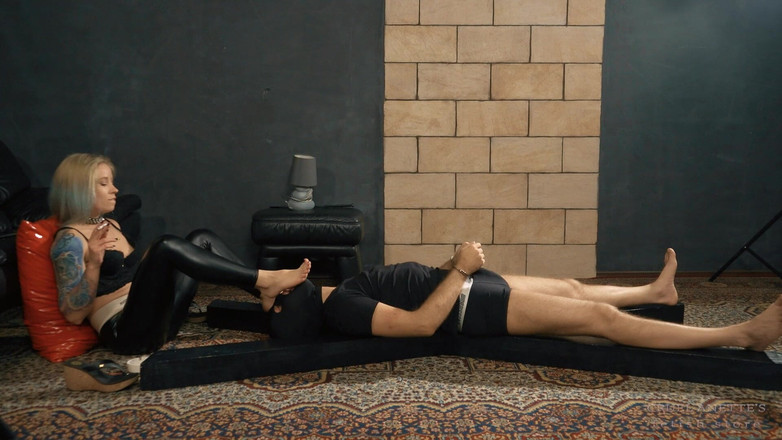 Cruel Anettes fetish world: Nohy čistí část 1