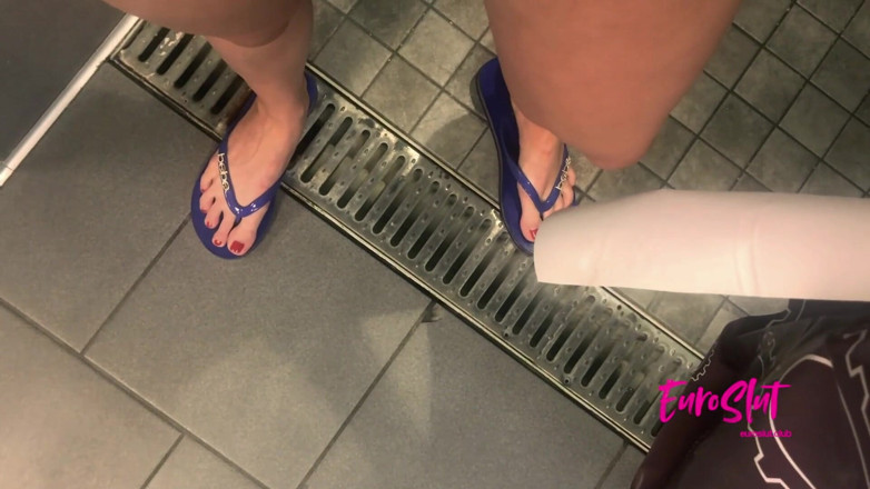 Euroslut: Trashy utomhus pissar och onanerar i gymmet omklädningsrum (ES136A)